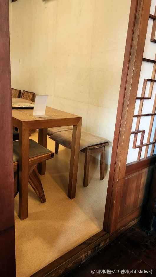Experience Traditional Tea at Insadong's - image 3