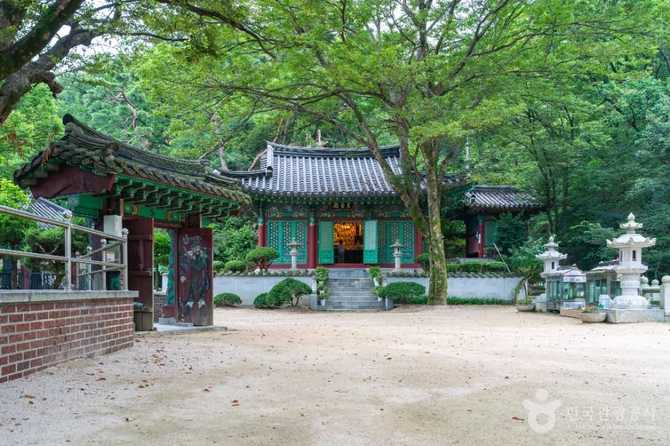 Visit Gwaneumsa Temple in Seoul - image 4