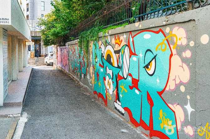 Discover Hongdae Mural Street - image 3