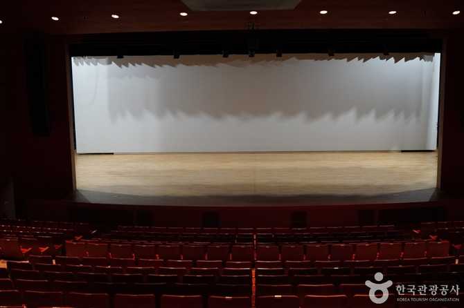 Yongsan Art Hall - image 4