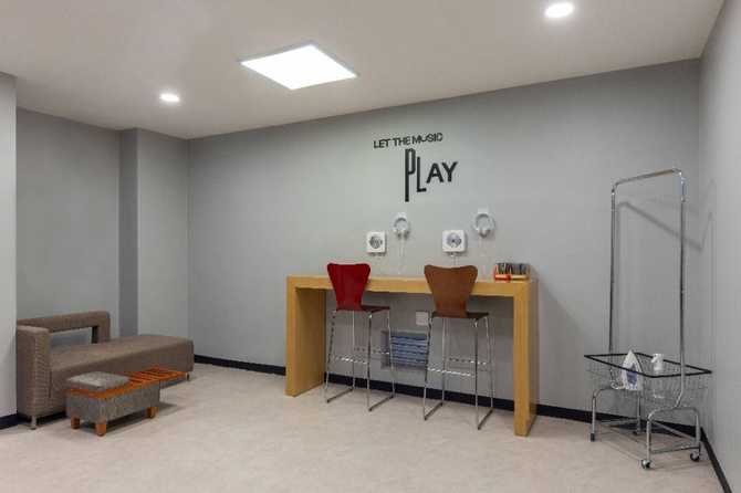 Experience Modern Comfort at ibis - image 4