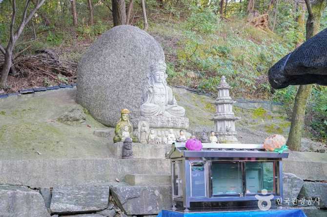Visit Gukraksa Temple in Seoul - image 3