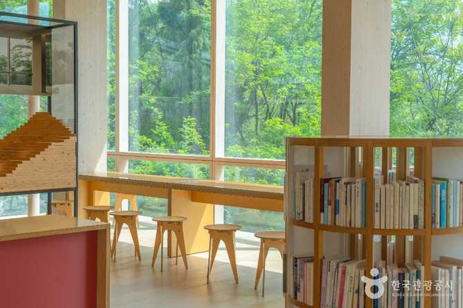Inwangsan Forest Rest Area - image 4