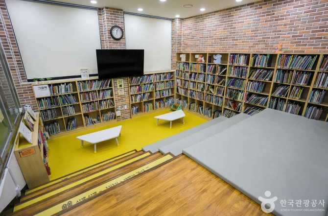 Busan Yeonsan Public Library - image 5