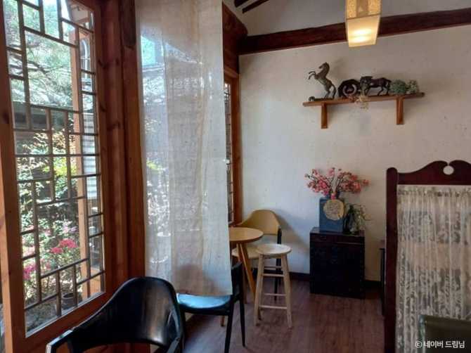 Traditional Hanok Cafe in Seoul - image 4