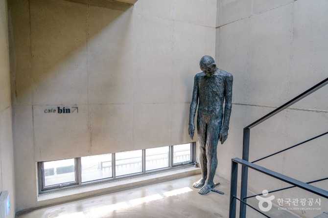갤러리 시몬: 현대 미술을 선도하는 서울 대표 미술관 소개 5