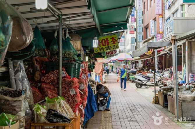 Discover Seoul Yakryeong Market - image 14