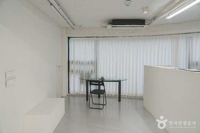 서울 용산구 갤러리에스피: 현대 미술 전시와 작가 지원의 중심지 5