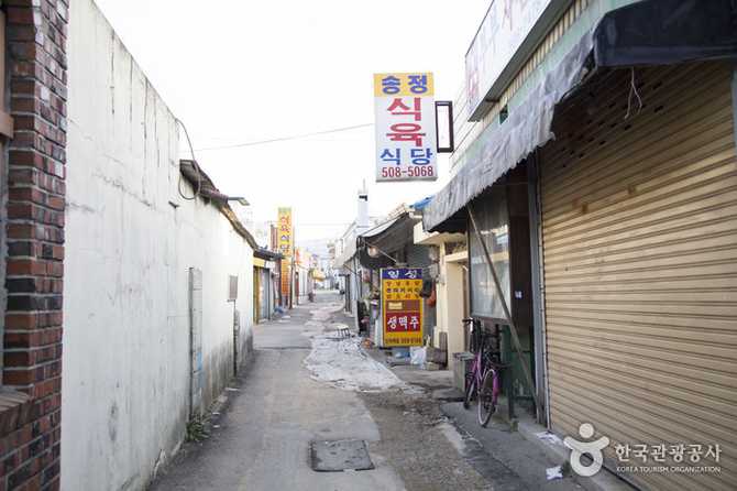 Experience Traditional Markets at Songje - image 6