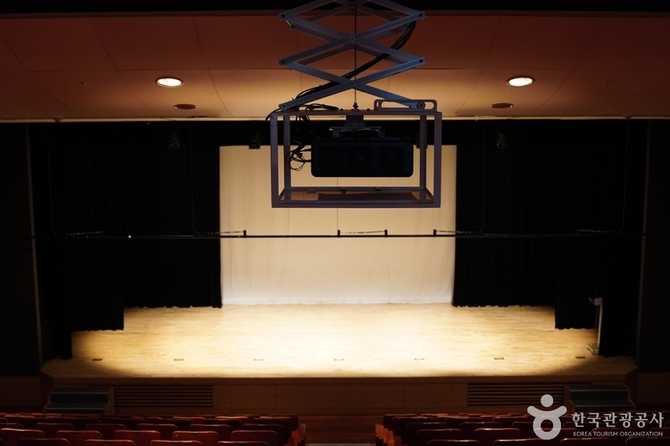 Yongsan Art Hall - image 6
