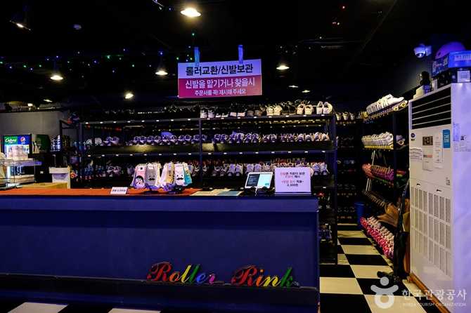 Roll Queen Roller Skating Rink - image 15