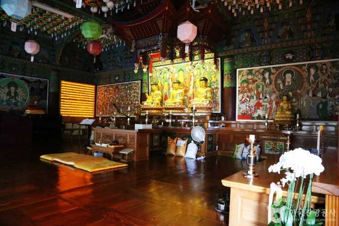 Discover Geumyongam Temple in Busan - image 17