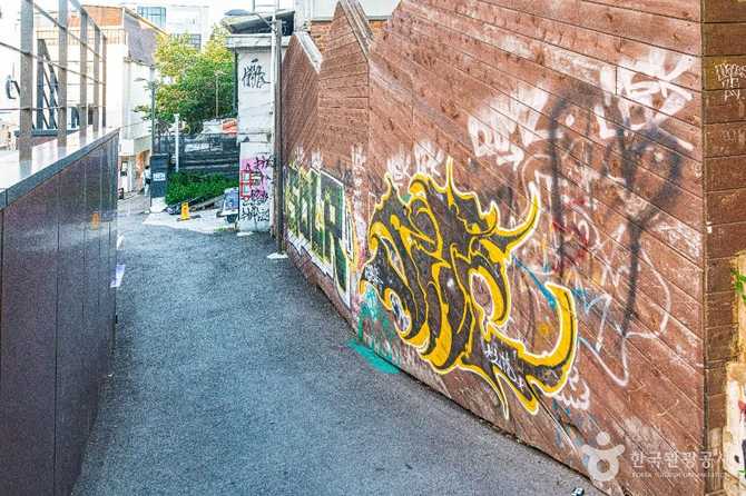 Discover Hongdae Mural Street - image 5