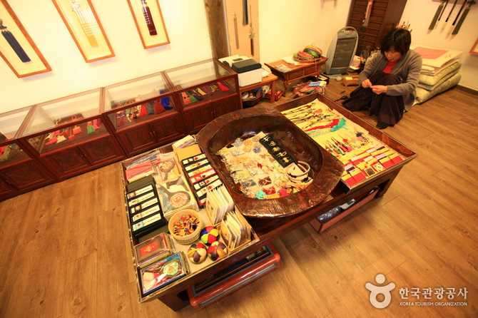 서울 종로구 동림매듭공방: 전통 매듭 공예와 체험의 명소 9