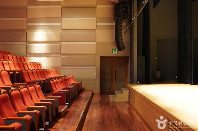 Yongsan Art Hall - image 5