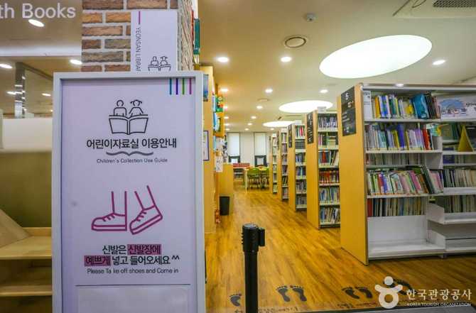 Busan Yeonsan Public Library - image 7