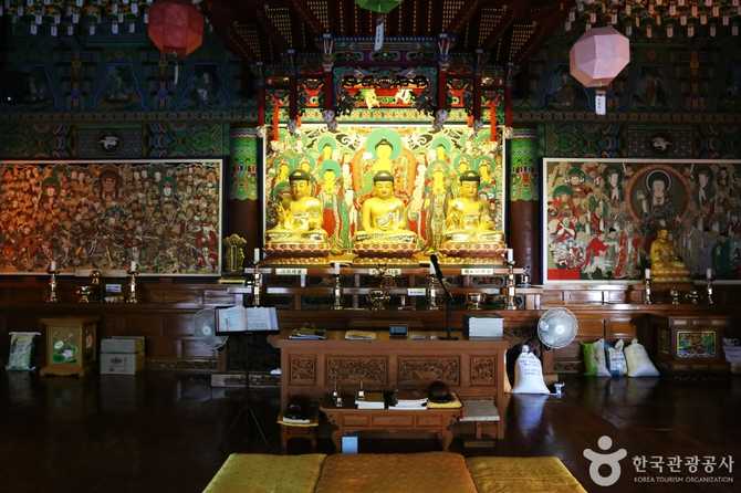 Discover Geumyongam Temple in Busan - image 18