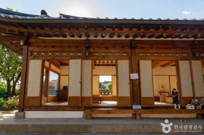 서울 북촌 한옥청: 전통과 현대가 만나는 한옥 문화 공간 7