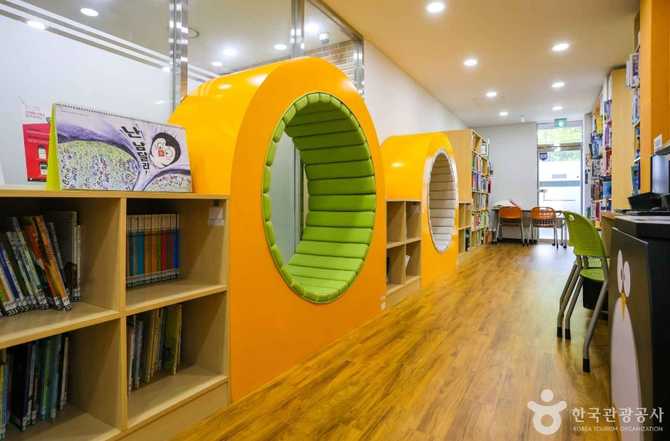 Busan Yeonsan Public Library - image 6