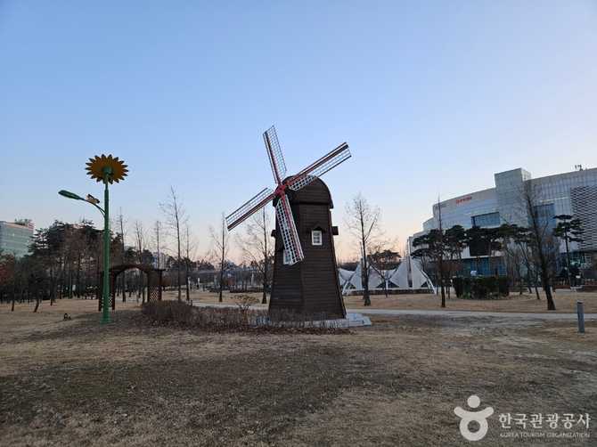 Discover GIMPO Airport Sky Park - image 8