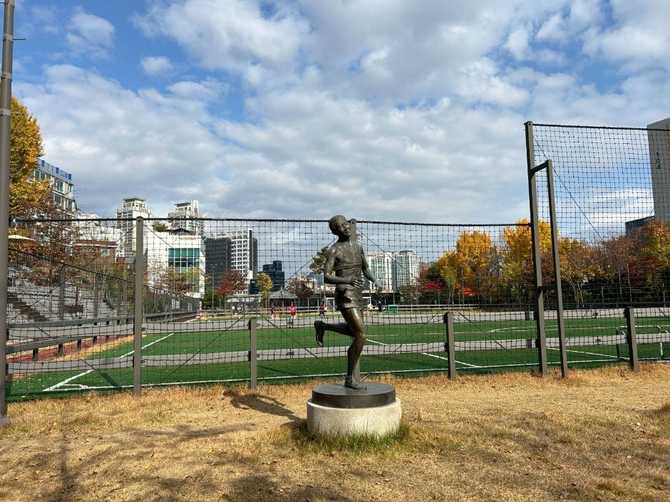Discover Seoul's Sonki Jeong Sports - image 9