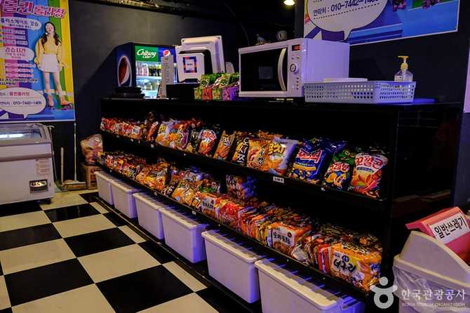 Roll Queen Roller Skating Rink - image 18
