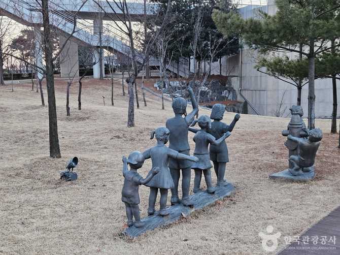 Discover GIMPO Airport Sky Park - image 10