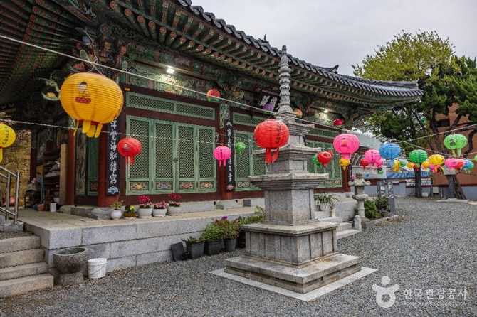 Comprehensive Guide to Yeondeungsa Templ - image 2