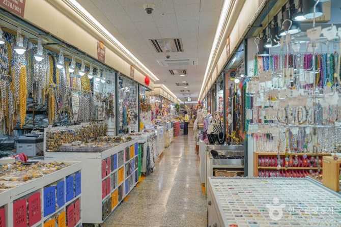 Discover the Best Accessory Wholesale - image 1