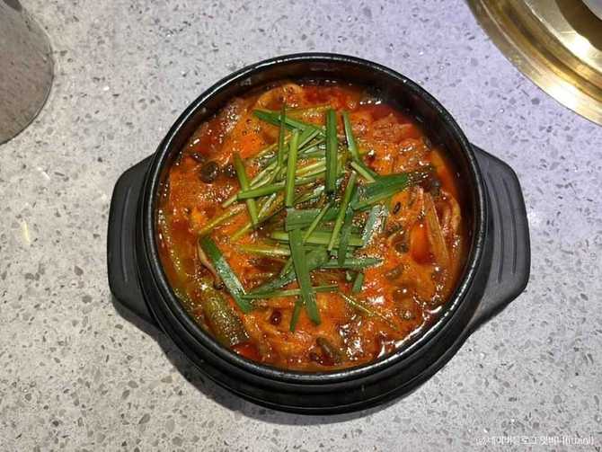 강남 곰바위 맛집: 40년 전통 한우구이와 곱창전골의 명소 3