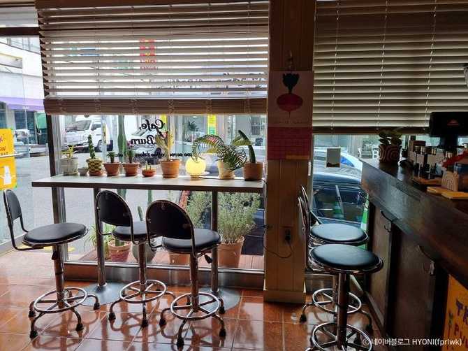 Discover Cafe Sunburn - image 6