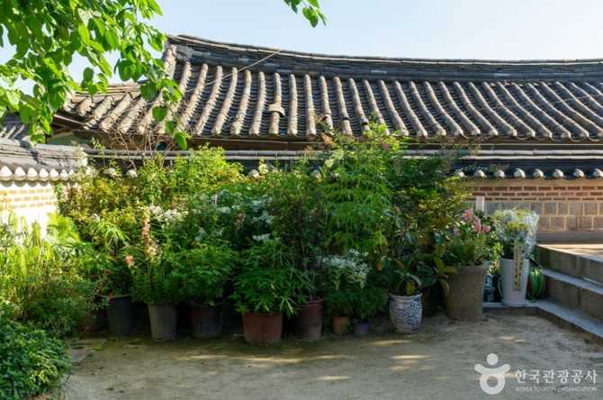 서울 북촌 한옥청: 전통 한옥과 현대 문화가 어우러진 문화 공간 8