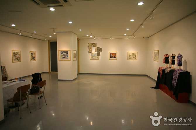 부암동 위치의 갤러리 비앤에스, 한국 미술의 글로벌 진출 선도