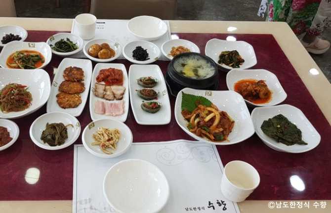 Experience Authentic Korean Hanjeongsik - image 1