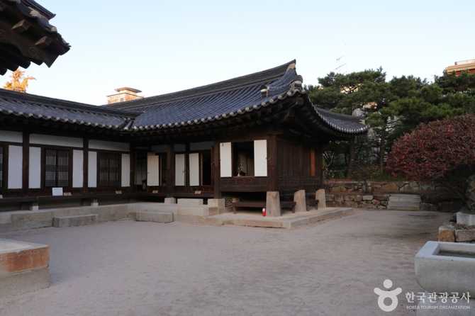 서울 중구 퇴계로에 위치한 해풍부원군 윤택영 재실, 역사와 건축 특징 소개