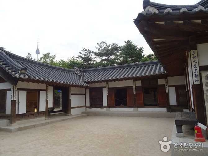 삼청동 오위장 김춘영 가옥, 조선시대 전통 한옥의 아름다움과 역사적 가치