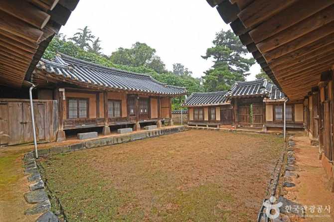 Explore the Historic Hwaseong Jeong - image 2