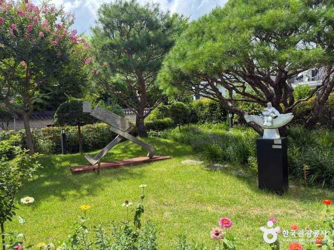 Visit Jeondong Art Museum - image 3