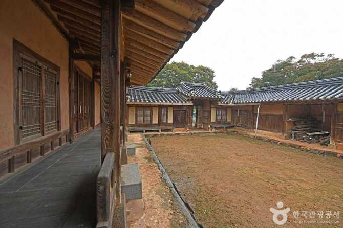 Explore the Historic Hwaseong Jeong - image 1