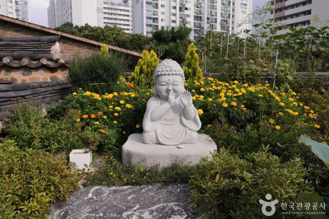Discover Cheongnyangsa Temple in Seoul - image 1
