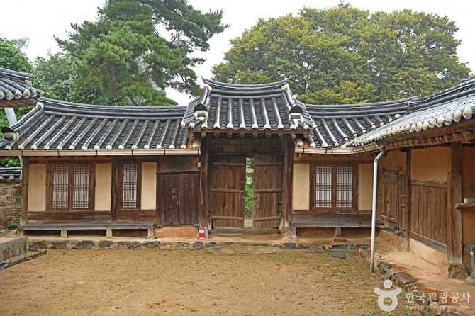 Explore the Historic Hwaseong Jeong - image 5