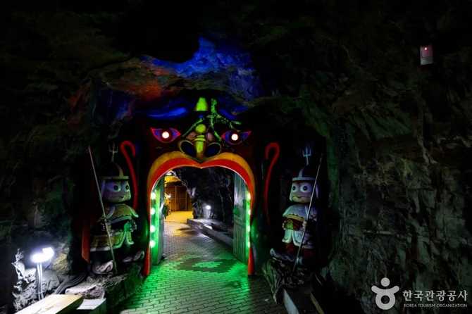Explore Hwaseong Cave - image 8