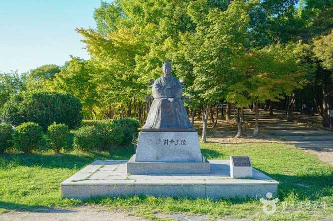 김해 수릉원: 가야왕 수로왕과 허왕후의 역사와 자연을 만나는 생태공원 5