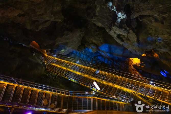 Explore Hwaseong Cave - image 12