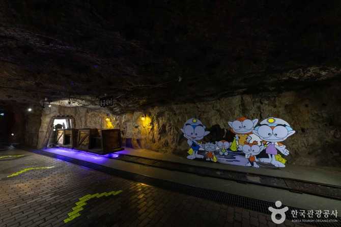 Explore Hwaseong Cave - image 13