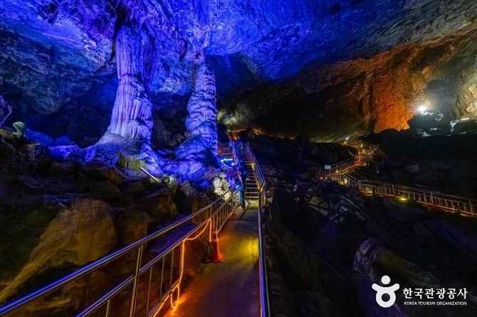Explore Hwaseong Cave - image 9