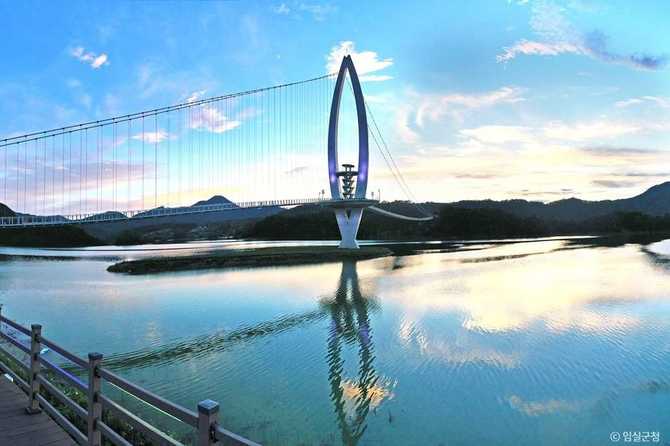 Explore the Stunning Okjeongho Suspensio - image 2