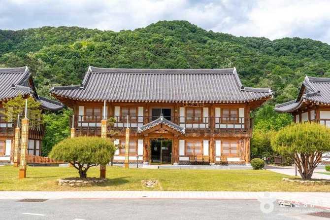 Experience Traditional Hanok and Modern - image 1
