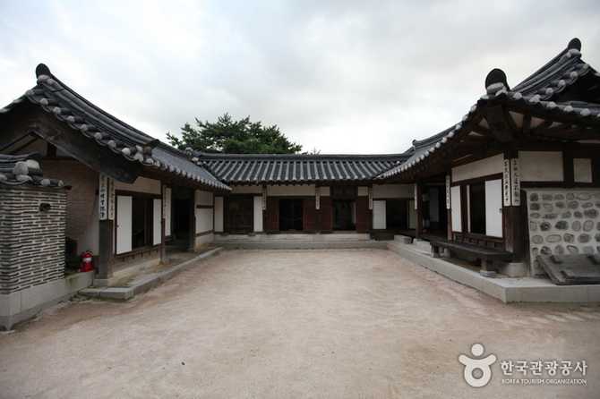 Explore the Historic Samcheong - image 1
