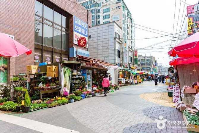 Discover Mokdong Kkaebi Market - image 1